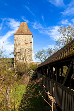 Weisser Turm und J&ouml;rgensteg an der Stadtmauer in Dinkelsb&uuml;hl, Bayern