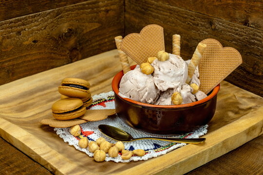 Primo piano di gelato alla nocciola con biscotti e wafer