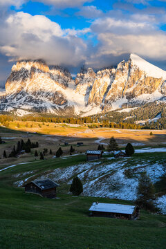 Naturpark Schlern-Rosengarten - Parco Naturale Sciliar - Catinaccio - Panorama Alpe Siusi - Seiser Alm - Fr&uuml;hling
