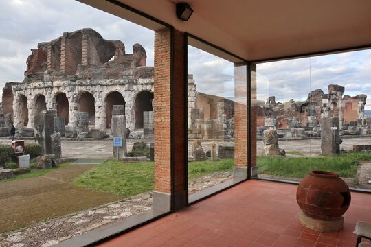 Santa Maria Capua Vetere - Scorcio dell'anfiteatro dal Museo dei Gladiatori