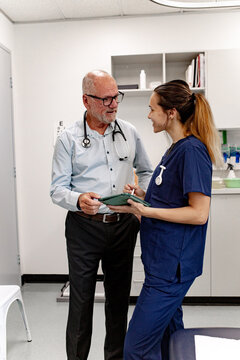 Two heathcare professionals discussing about the information in the tablet