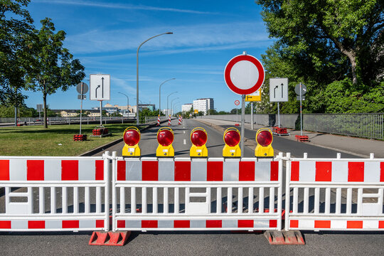 Gesperrte Br&uuml;cke der Budapester Stra&szlig;e in Dresden aufgrund von Einsturzgefahr: Absperrung mit Warnbarken und Schildern vor dem bauf&auml;lligen Bauwerk am 25. Mai 2026
