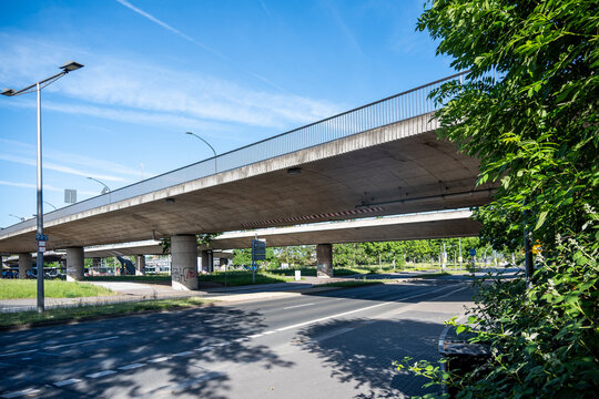 Blick auf die gesperrte Br&uuml;cke der Budapester Stra&szlig;e in Dresden im Mai 2026 aufgrund akuter Einsturzgefahr, Infrastrukturprobleme in Deutschland