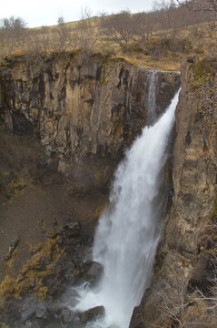 Cascade de Haifoss dans une gorge profonde