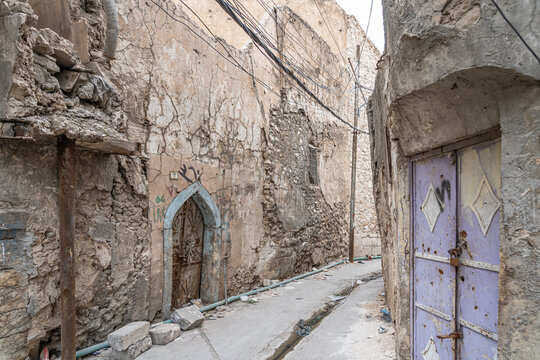 Street life in the old city of Mosul, Iraq