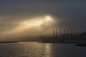 Obraz premium Matin brumeux sur le port