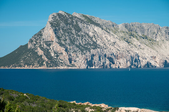 Dettaglio dell'isola di Tavolara, vista da Punta Molara, nord Sardegna, Italia.