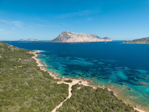 Punta Molara e isola di Tavolara sullo sfondo, nord Sardegna.