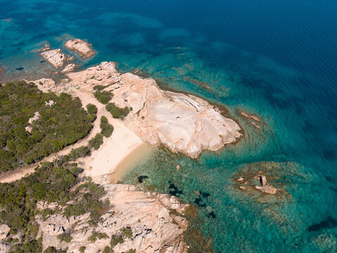 Piccola spiaggia a Punta Molara, veduta aerea. Costa Nord-est della Sardegna, Italia.