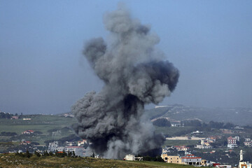 Obraz premium Thick smoke rises over southern Lebanon following a devastating Israeli military airstrike as seen from the hilltop town of Marjayoun amid the intensifying and destructive military conflict.