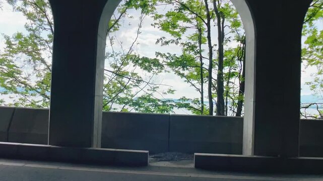 【自然】湖畔の道路とトンネルの風景 - Lakeside Road and Tunnel Landscape