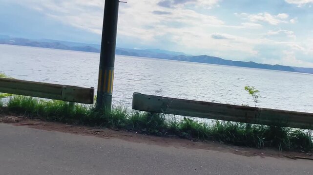 【自然】湖沿いの道路とガードレールの風景 - Lakeside Road with Guardrail Landscape