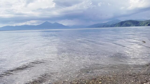 【自然】静かな湖畔の水辺風景と水面の反射 - Quiet Lakeside Landscape with Water Reflections