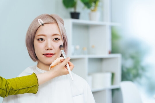 ヘアメイク、メイクアップ、コスメ、化粧品、美容師、タッチアップ、BA、ビューティーアドバイザー、ショップ、店舗、スタッフ、美容院、美容室、サロン、メイク、MUA、アーティスト、美容学生、資格、スキル、美容、楽屋、パウダールーム、従業員、接客、仕事、転職、求人、職場、プロフェッショナル、テスター、女性、日本人、若い、20代、金髪、ハイトーン、ギャル、ヘアクリップ、コピースペース、ブラシ、チーク、ファ