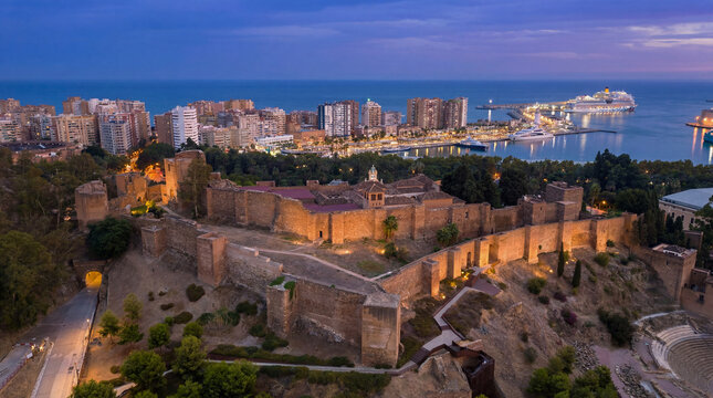 Vista del Alcazaba de M&aacute;laga en la hora azul, Andaluc&iacute;a