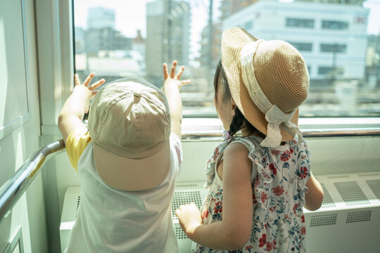 電車に乗る子供達
