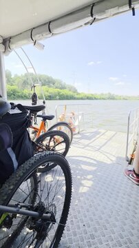 
przeprawa promowa na rzece wiśle żeglowanie na jachcie z rowerami w Warszawie przystan dudek
ferry crossing on the Vistula River, sailing on a yacht with bicycles in Warsaw, Dudek Pier