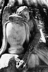 Obraz premium Angel of death holding an urn with human ashes and extinguished torch