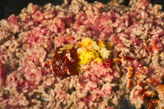 Ground pork cooked with garlic, ginger to make soboro