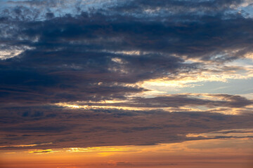 Fototapeta premium Dramatic sunset sky with golden light and clouds