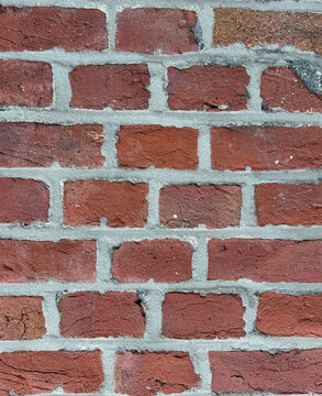 Alte rote Backsteinmauer mit verwitterter Struktur &ndash; Rustikaler Ziegelstein-Hintergrund 