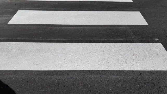 strisce pedonali attraversare attraversamento pedoni camminare citt&agrave;