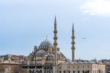 Naklejka premium Tall mosque with large dome and minarets in Istanbul under cloudy sky during the day