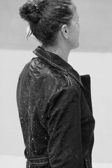Sie steht im Regen mit ihrem Mantel © Markus Kammermann