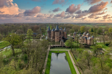 Fototapeta premium Kasteel Haar - Castle close aerial moat drawbridge flag daytime