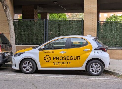 Vista lateral de un autom&oacute;vil de la empresa de seguridad Prosegur Security aparcado en una calle de Madrid, Espa&ntilde;a, 10 de abril de 2026