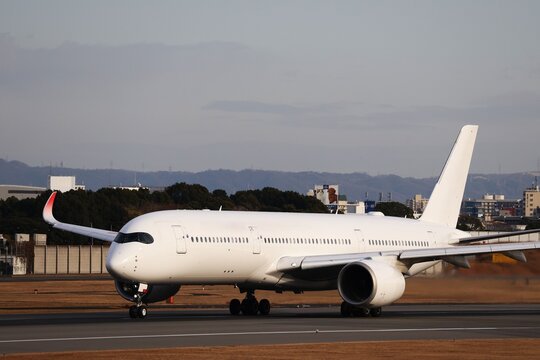 離陸に向けて滑走するエアバスA350型旅客機