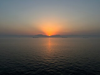 Obraz premium Tropical sunset with glowing clouds over the sea