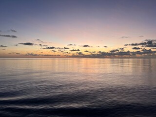 Obraz premium Tropical sunset with glowing clouds over the sea
