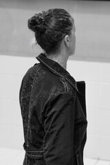 Brunette Frau steht mit ihrem Regenmantel voll im Regen © Markus Kammermann