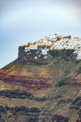 Obraz premium Vertical view of Imerovigli cliffside village