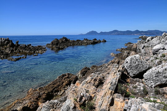 France, Cannes, &icirc;le Saint Honorat, crique, eau limpide et massif de l'Esterel en toile de fonds.