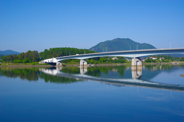 山梨県の河口湖にかかる河口湖大橋 © 琢也 栂