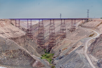 Fototapeta premium disused railway bridge over the Loa River in northern Chile