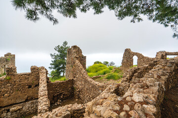 Obraz premium The scenic views of Syedra, an ancient port city in the region of ancient Cilicia, Pamphylia, or Isauria in Turkey between Alanya and Gazipaşa, include a temple, a theater, shops, bathhouse, town wall