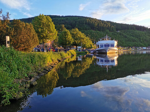 Am Ufer des Mains bei Miltenberg in Unterfranken zum Sommerabend
