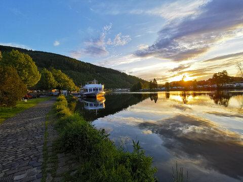 Romantische Kreisstadt Miltenberg am Main mit Schiff am Ufer