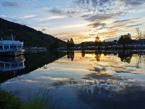 Sonnenuntergang in der Stadt Miltenberg am Main mit Campingplatz im Hintergrund