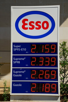 Affichage des prix des carburants dans une station-service &agrave; Levallois-Perret, France, le 25 mai 2026