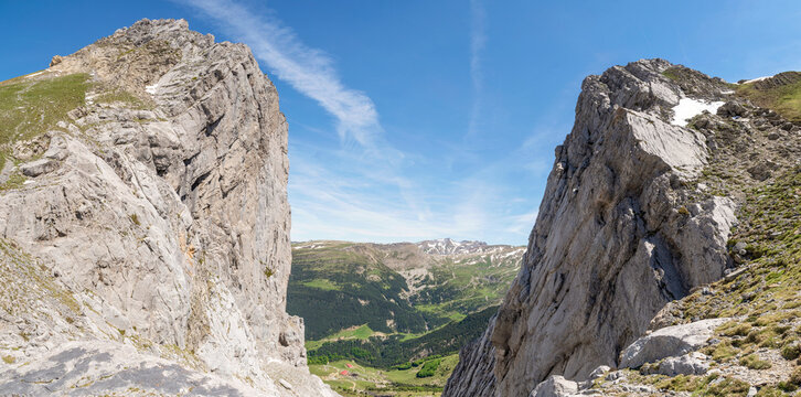 Vista panor&aacute;mica del Pirineos Navarro desde la Punta de Tacheras (2,102 m), en la Sierra de Los Alanos,  Parque Natural de los Pirineos Occidentales, provincia de Huesca, Aragon, Espa&ntilde;a
