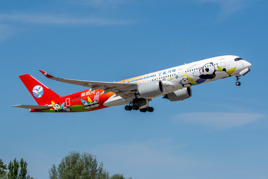 Avi&oacute;n de l&iacute;nea Airbus A330 de la aerol&iacute;nea Sichuan Airlines aterrizando en el aeropuerto de Madrid con librea especial panda route y matr&iacute;cula B-32F8. 