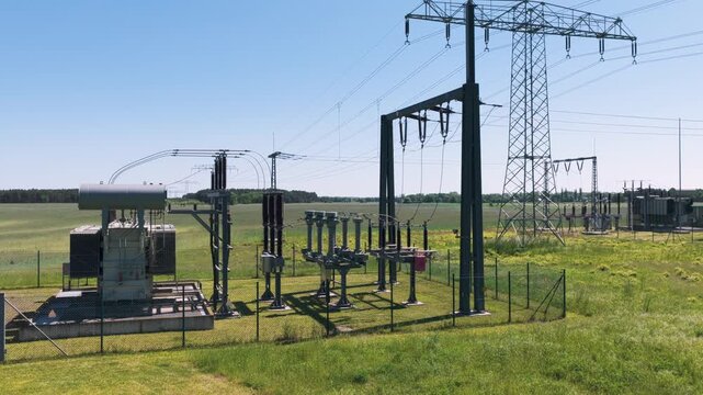 Strommast mit einem Umspannwerk im Fr&uuml;hling