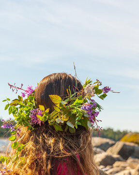 Frau mit Blumenkranz zu Mittsommer in Schweden