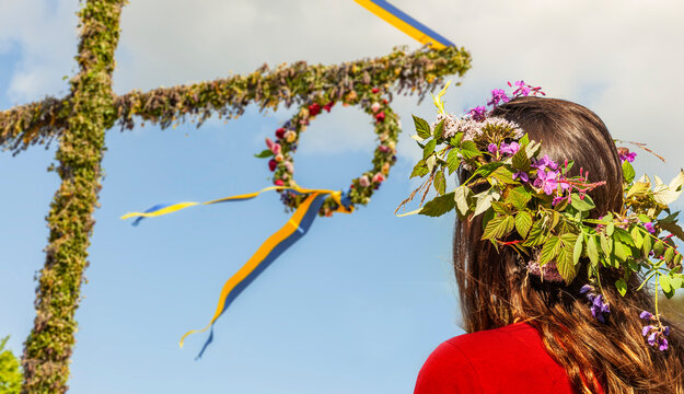 Frau mit Blumenkranz zu Mittsommer in Schweden