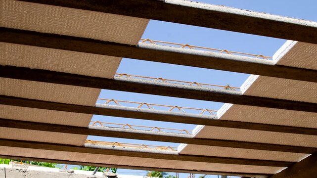 Precise details of the Styrofoam slab reveal a light and efficient option in modern constructions.