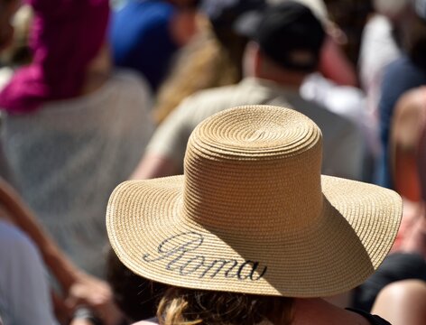 Femme coiff&eacute;e d'un chapeau Roma